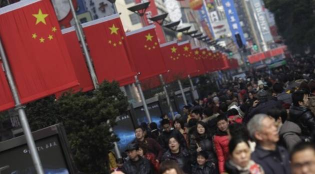 중국 최대 명절인 춘절(春節·설)를 맞아 상하이의 한 상점가가 사람들로 붐비고 있다. [사진=연합뉴스]