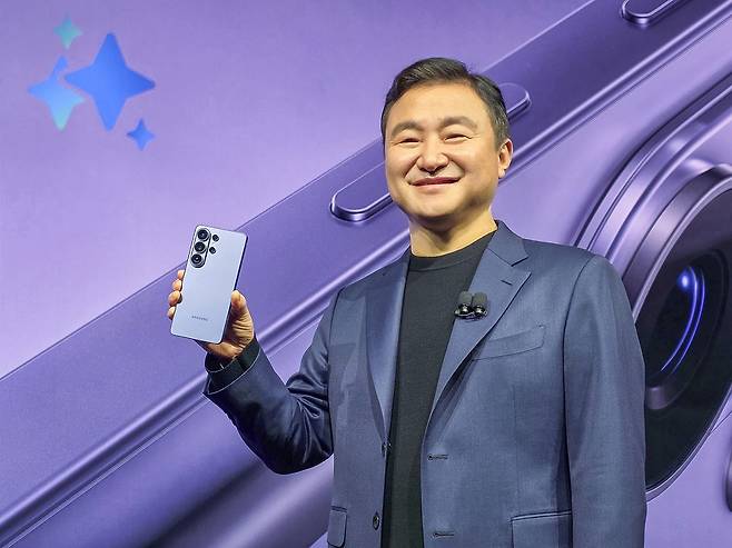 25일(현지시간) 미국 샌프란시스코 팰리스 오브 파인 아트에서 개최된 '갤럭시 언팩 2026' 행사에서 노태문 삼성전자 대표이사(DX부문 사장)이 3세대 AI폰 '갤럭시 S26 시리즈'를 소개하고 있다. 사진 삼성전자