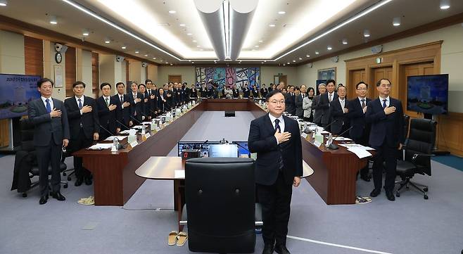25일 오후 서울 서초구 대법원에서 열린 '2026년 전국 법원장(임시) 회의'에서 박영재 법원행정처장 등이 국민의례를 하고 있다. 이날 열린 법원장 회의는 더불어민주당이 추진중인 3대 사법개혁안(법 왜곡죄, 대법관 증원법, 재판소원법 등) 관련 대응을 논의하기 위해 열렸다. 전민규 기자