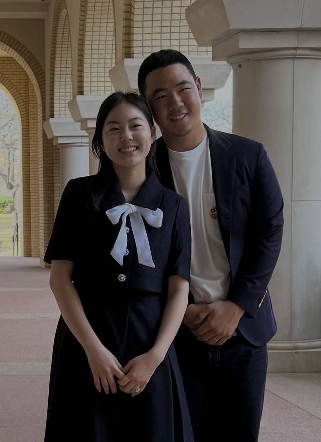 김주형 선수와 이서연씨. 김주형의 가족들은 "신부가 어린데도 음식, 바느질 등 못하는 게 없다"고 칭찬했다. 사진 김주형