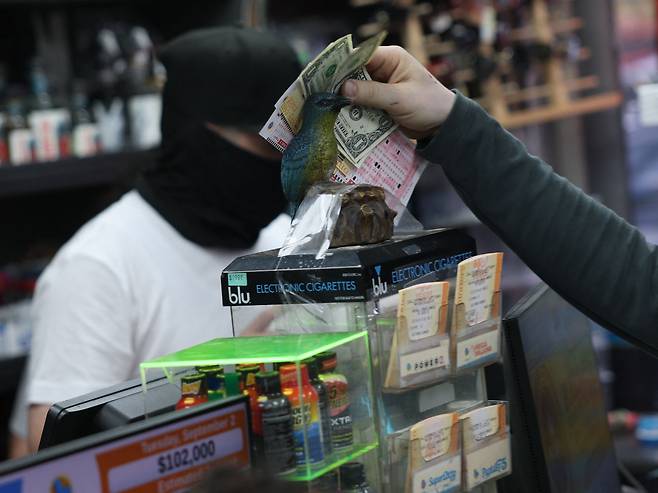 로또를 구매하고 있는 사람. AFP=연합뉴스