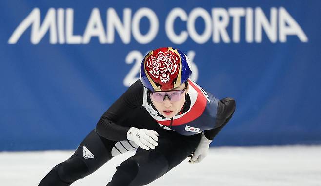 쇼트트랙 최민정이 18일(현지 시간) 이탈리아 밀라노 아이스스케이팅 아레나에서 열린 2026 밀라노 코르티나담페초 동계올림픽 여자 쇼트트랙 3000m 계주 결승에서 레이스를 펼치고 있다. 김종호 기자