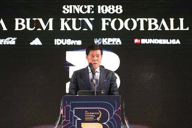 26일 열린 제38회 차범근축구상 시상식에서 차범근 전 축구대표팀 감독이 소감을 밝히고 있다. 그는 대표팀 선수들에 대한 국민의 지지와 응원 부탁했다. 뉴스1
