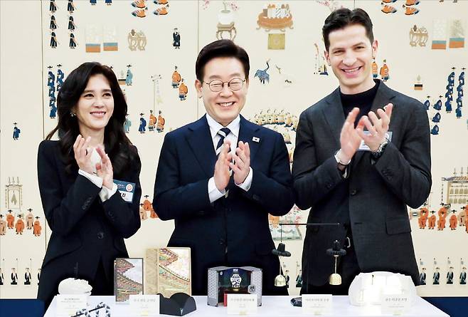 < 관광기념품 수상작 살펴본 李, 이부진과 관광전략회의 > 이재명 대통령이 25일 청와대에서 열린 제11차 확대국가관광전략회의에 앞서 기념 촬영을 하고 있다. 왼쪽부터 한국방문의해위원회 위원장인 이부진 호텔신라 사장, 이 대통령, 알베르토 몬디 주한이탈리아 상공회의소 부회장. /김범준 기자