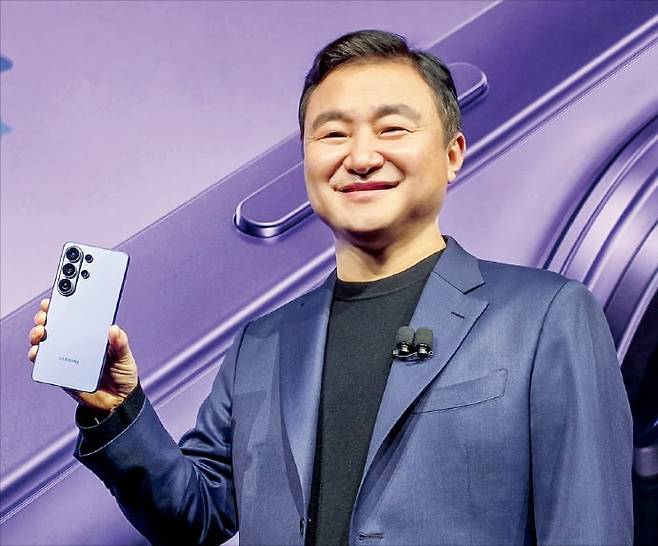 < “가장 직관적인 AI폰” > 노태문 삼성전자 디바이스경험(DX)부문장(사장)이 25일(현지시간) 미국 샌프란시스코에서 열린 ‘갤럭시 언팩 2026’ 행사에서 갤럭시S26 울트라를 소개하고 있다.   /삼성전자 제공