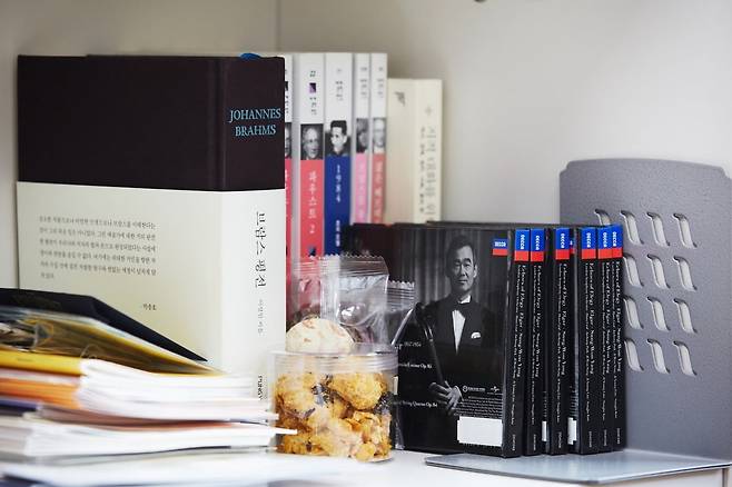 서울 신촌 연세대 음대 내 임지영 교수의 연구실에 비치된 다양한 서적과 음반들. @arte. Photo by 문덕관