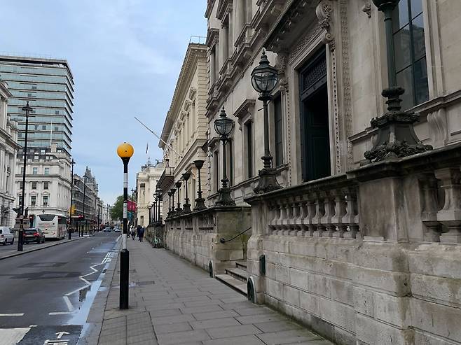 런던의 소설클럽 'Reform Club’의 외관, Pall Mall가.