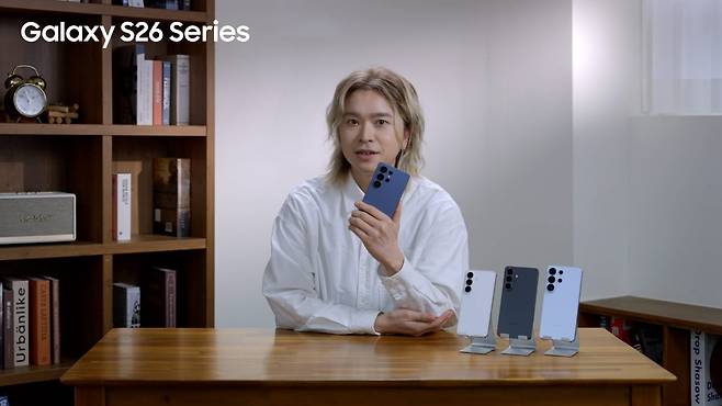 LG유플러스 직원이 유플러스LIVE에서 갤럭시 S26 시리즈를 소개하고 있는 모습. / 사진=LG유플러스