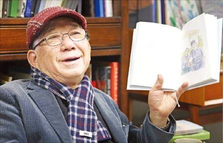 나태주 시인이 자신의 여행 시집 ＜돌아보니 그곳이 천국이었네＞에 실린 그림에 대해 설명하고 있다. /이솔 기자