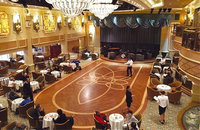 큐나드 퀸 엘리자베스 크루즈의 ‘퀸스룸’ 전경. /ⓒ류재도