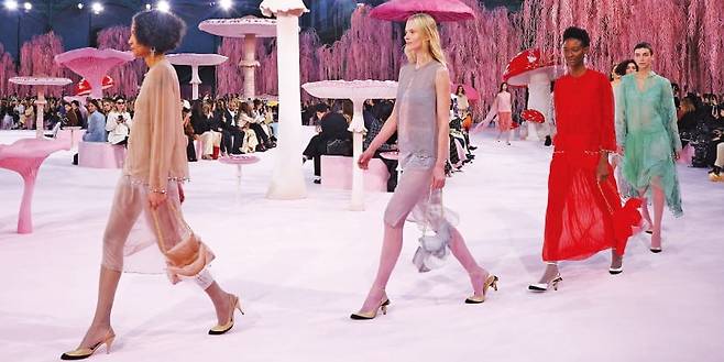 샤넬 2026 SS 오트 쿠튀르쇼 런웨이. /샤넬 제공