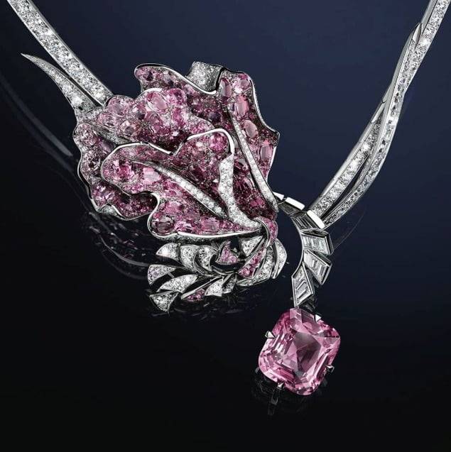 쇼메 아이리스 네크리스. 24.26캐럿 핑크 스피넬이 메인 스톤으로 세팅되어 있다. 쇼메 제공