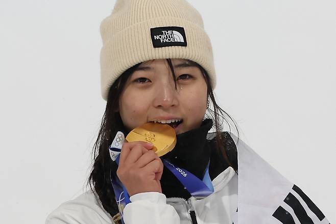 12일(현지시간) 이탈리아 리비뇨 스노파크에서 열린 2026 밀라노-코르티나담페초 동계올림픽 스노보드 여자 하프파이프 결승에서 금메달을 따낸 최가온이 세리머니를 하고 있다. 연합뉴스