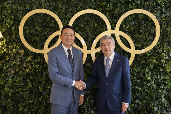홍정도 중앙일보·JTBC 부회장(왼쪽)이 2024 파리 올림픽 현장에서 토마스 바흐 IOC 위원장을 만나고 있는 모습. 출처 IOC
