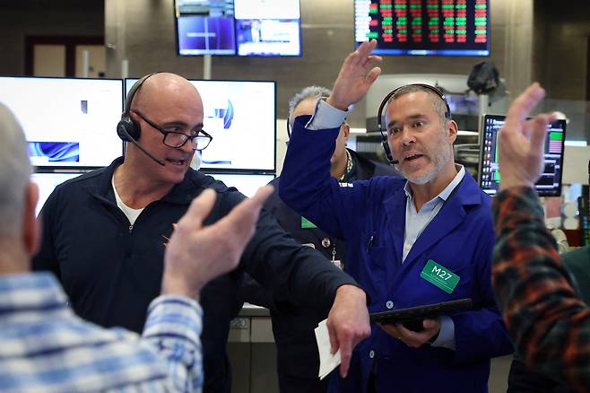 25일(현지시간) 미국 뉴욕의 뉴욕 증권 거래소(NYSE)에서 선물 옵션 트레이더들이 일하고 있다. 로이터·연합뉴스