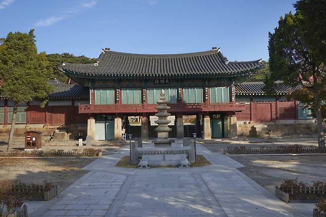 국가지정문화유산 보물로 지정된 경기 화성 용주사 천보루. 국가유산청 제공