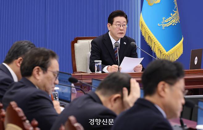 이재명 대통령이 26일 청와대 여민관에서 열린 대통령 주재 수석보좌관회의에서 모두발언을 하고 있다. 청와대사진기자단