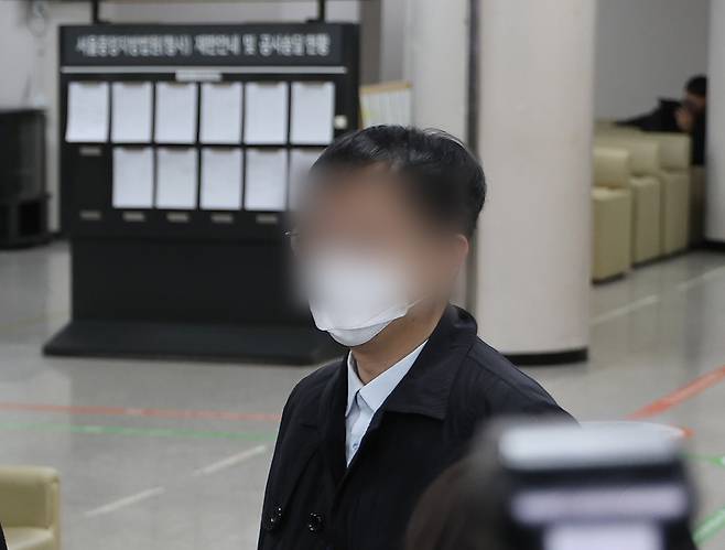 북한에 무인기를 보내 남북 긴장을 조성한 혐의를 받는 30대 대학원생 오모씨가 26일 구속 전 피의자 심문(영장실질심사)을 받기 위해 서울 서초구 서울중앙지법으로 들어서고 있다. 연합뉴스