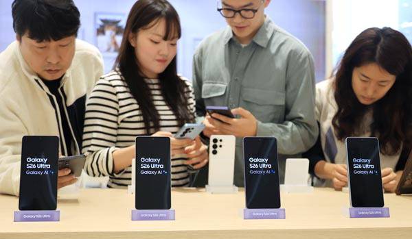 26일 서울 삼성스토어홍대에서 시민들이 ‘3세대 AI폰’을 표방하는 갤럭시 S26 시리즈를 살펴보고 있다. 갤럭시 S26 시리즈 사전 판매는 27일 0시부터 전국 삼성스토어와 삼성닷컴, 이동통신사 온오프라인 매장 등에서 진행된다. 연합뉴스