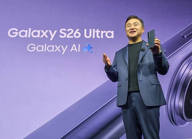 Samsung Electronics CEO Roh Tae-moon holds up the new Galaxy S26 Ultra at Galaxy Unpacked in San Francisco on Feb. 25. [SAMSUNG ELECTRONICS]