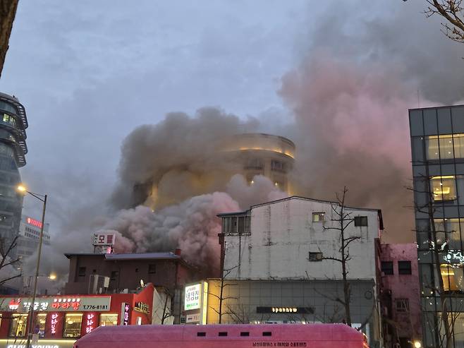 A fire breaks out at a commercial building in Bukchang-dong, Jung District, central Seoul, in the evening of Feb. 26. [YONHAP]