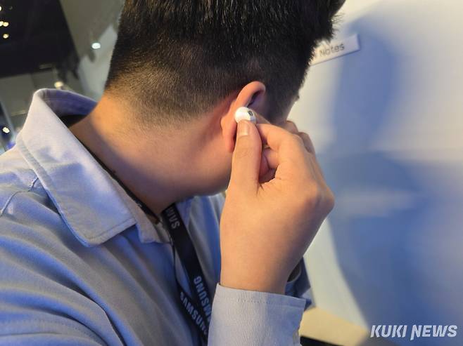 갤럭시 버즈4 시리즈는 전 세계 1억개 이상의 귀 데이터 포인트와 1만회 이상의 착용 시뮬레이션을 기반으로 슬림 형태의 인체공학적 설계를 구현했다. 정우진 기자