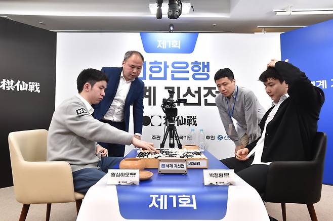 박정환 9단(오른쪽)이 기선전 결승2국에서 왕싱하오 9단에게 흑으로 1집반 패배했다. 한국기원 제공