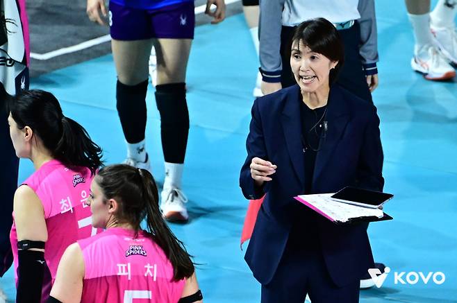 요시하라 토모코 흥국생명 감독. 한국배구연맹 제공