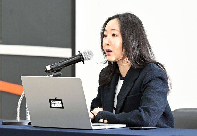 민희진 전 어도어 대표가 25일 서울 종로구 교원챌린지홀에서 기자회견을 열고 소송 관련 입장을 밝히고 있다. 권현구 기자