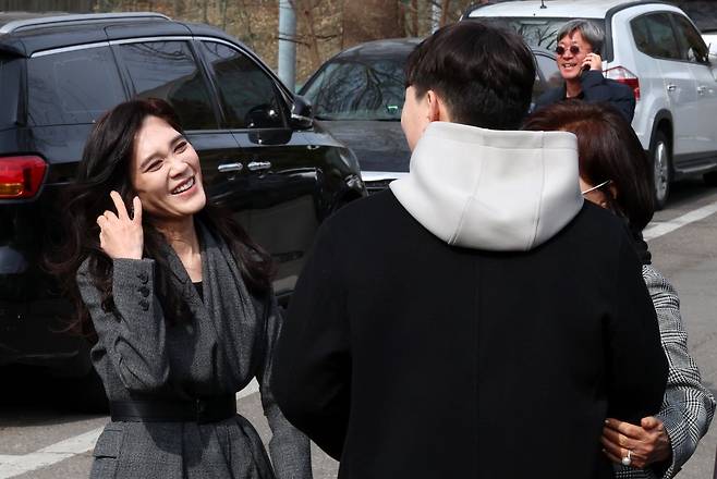 이부진(왼쪽) 호텔신라 사장과 홍라희 라움미술관 명예관장이 26일 서울 관악구 서울대학교에서 열린 2026학년도 입학식에서 이 사장의 장남 임동현 군의 입학을 축하하고 있다. 뉴시스