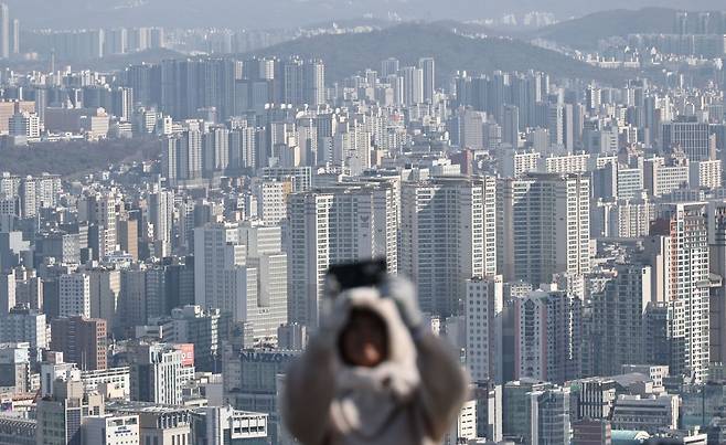 지난 23일 서울 남산에서 바라본 서울 시내 아파트 밀집 지역 모습. 연합뉴스