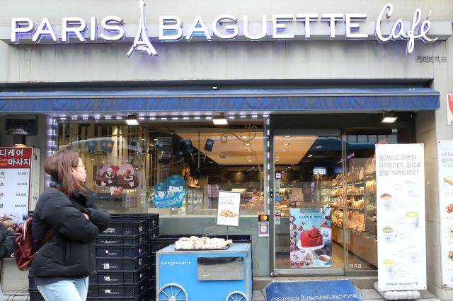 파리바게뜨 매장 앞을 시민들이 지나가고 있다. 뉴시스
