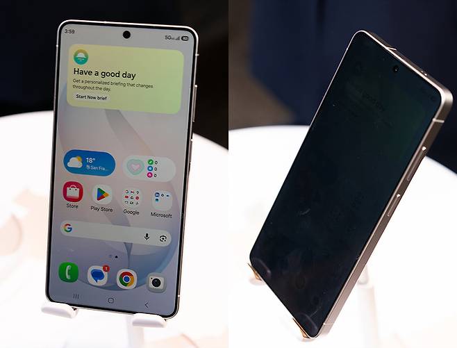 사진은 ‘갤럭시S26 울트라’에 적용된 프라이버시 디스플레이 기능. 모바일폰 최초로 측면에서 보이는 화면을 제한할 수 있어 정면 각도가 아닐 경우 보안 필름을 붙인 것처럼 화면이 제대로 보이지 않는다. [뉴스1]