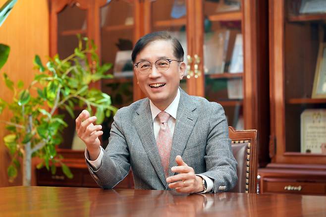 김성근 포스텍 총장이 매일경제와 인터뷰하면서 혁신적인 연구개발(R&D)의 조건에 대해 설명하고 있다. 첨단 물리화학 분야 세계적 석학인 그는 2023년부터 포스텍 총장을 맡아 ‘우둔한 인재’를 키우는 다양한 실험을 하고 있다. [포스텍]