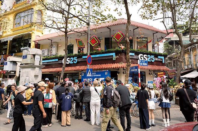 GS리테일이 편의점 사업 진출 36년 만에 성장 정체 위기를 맞고 있다. 사진은 GS25의 베트남 300호점 ‘디엔비엔푸점’. (GS25 제공)