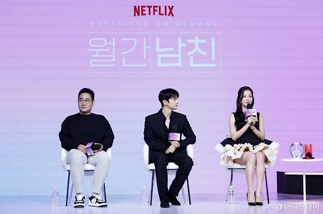 그룹 블랙핑크 지수(오른쪽)가 26일 서울 종로구 JW 메리어트 동대문 스퀘어 서울에서 열린 넷플릭스 '월간남친' 제작발표회에서 인사말을 하고 있다. /사진=뉴시스