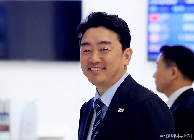 (인천공항=뉴스1) 이호윤 기자 = 전략경제협력 대통령 특사 자격으로 강훈식 대통령비서실장이 24일 인천공항 제2터미널에서 아랍에미리트(UAE) 두바이로 출국하고 있다. 강 특사는 APEC 계기 정상회담과 UAE 국빈방문의 후속조치 및 실무협의와 칼둔 행정청장 방한에 대한 답방을 위해 1박 3일간 전략경제협력 대통령 특사로 출국한다. 2026.2.24/뉴스1 Copyright (C) 뉴스1. All rights reserved. 무단 전재 및 재배포, AI학습 이용 금지. /사진=(인천공항=뉴스1) 이호윤 기자