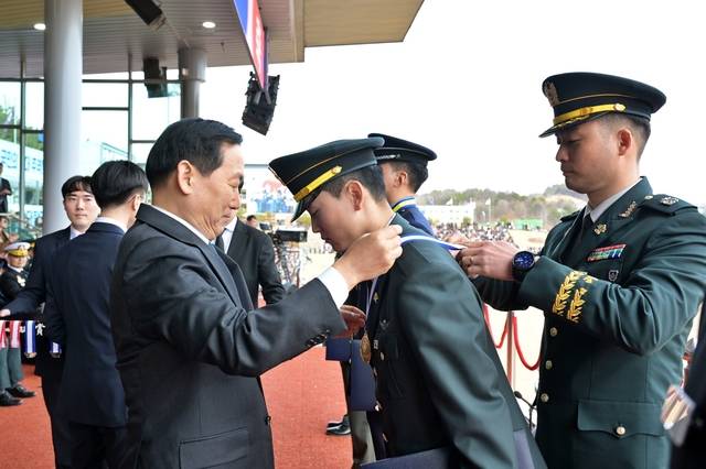 이두희 국방부차관이 26일 충북 괴산 육군학생군사학교에서 열린 2026년 대한민국학군장교 임관식에서 우등상(메달)을 수여하고 있다. 육군 제공