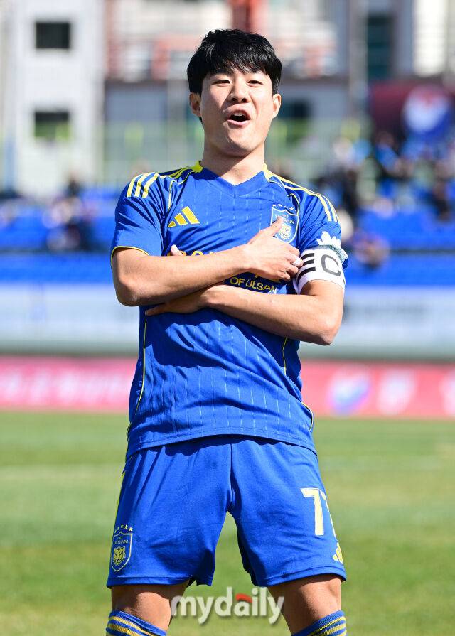 2026년 2월 25일 경상남도 통영공설운동장에서 '약속의 땅 통영, 제62회 춘계대학축구연맹전' 통영기 결승, 울산대학교와 전주대학교의 경기가 열렸다.울산대 김광원이 골을 넣고 기뻐하고 있다./통영공설운동장=유진형 기자