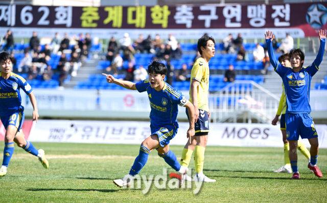 2026년 2월 25일 경상남도 통영공설운동장에서 '약속의 땅 통영, 제62회 춘계대학축구연맹전' 통영기 결승, 울산대학교와 전주대학교의 경기가 열렸다.울산대 김광원이 골을 넣고 기뻐하고 있다./통영공설운동장=유진형 기자