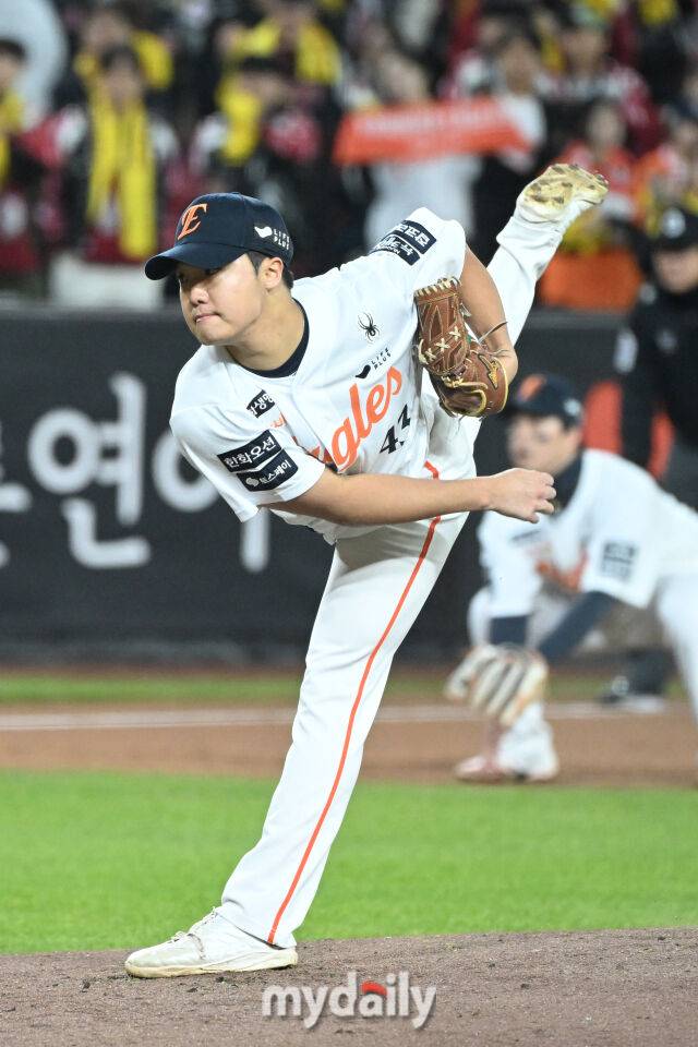 31일 대전 한화생명 볼파크 야구장에서 열린 '2025 신한 SOL 뱅크 KBO 한국시리즈 5차전' LG 트윈스와 한화 이글스 경기. 한화 정우주가 2회초 선발 문동주와 교체되 마운드에 올라 힘차게 투구하고 있다./마이데일리