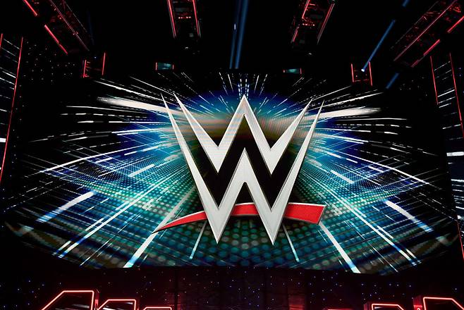 WWE 회견에 앞서 스크린에 띄워진 WWE 로고 [게티이미지]