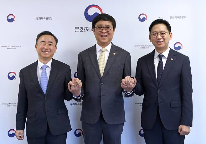 임문영(왼쪽부터) 국가인공지능전략위원회 부위원장, 최휘영 문화체육관광부 장관, 배경훈 부총리 겸 과학기술정보통신부 장관 등이 인공지능(AI) 학습을 위한 저작물 활용 촉진 간담회 후 기념촬영을 하고 있다. [과학기술정보통신부 제공]