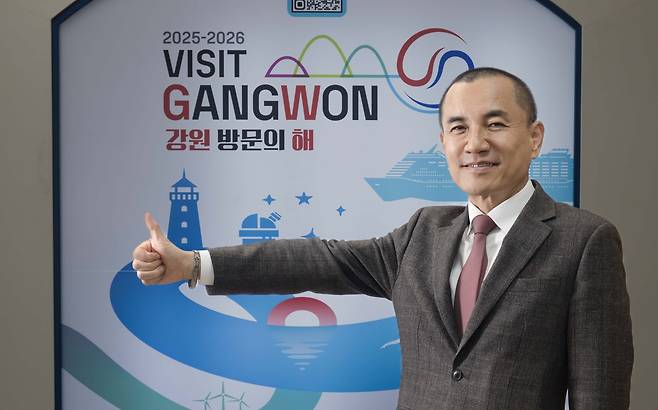 김진태 강원특별자치도지사가 지난 23일 오후 강원도 춘천시 강원도청에서 헤럴드경제와 인터뷰를 하기 전 포즈를 취하고 있다. 이상섭 기자