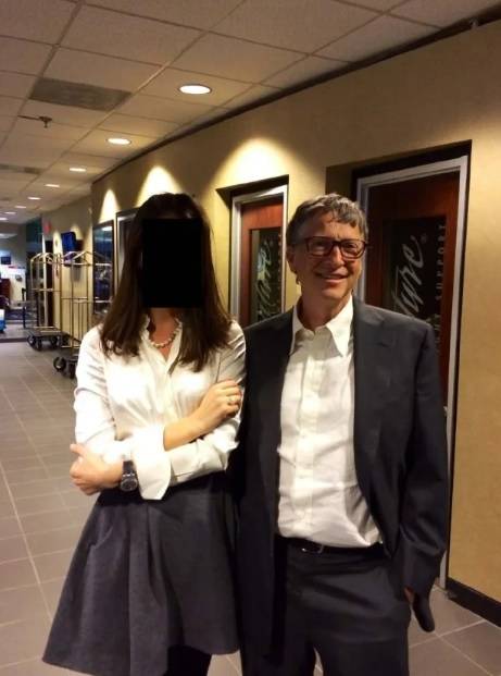 미국 법무부가 지난달 30일 공개한 미성년자 착취범 고(故) 제프리 엡스타인과 관련된 문건 가운데, 마이크로소프트(MS) 창업자 빌 게이츠(왼쪽)가 한 여성과 함께 사진을 찍은 모습. [인터넷 캡처]