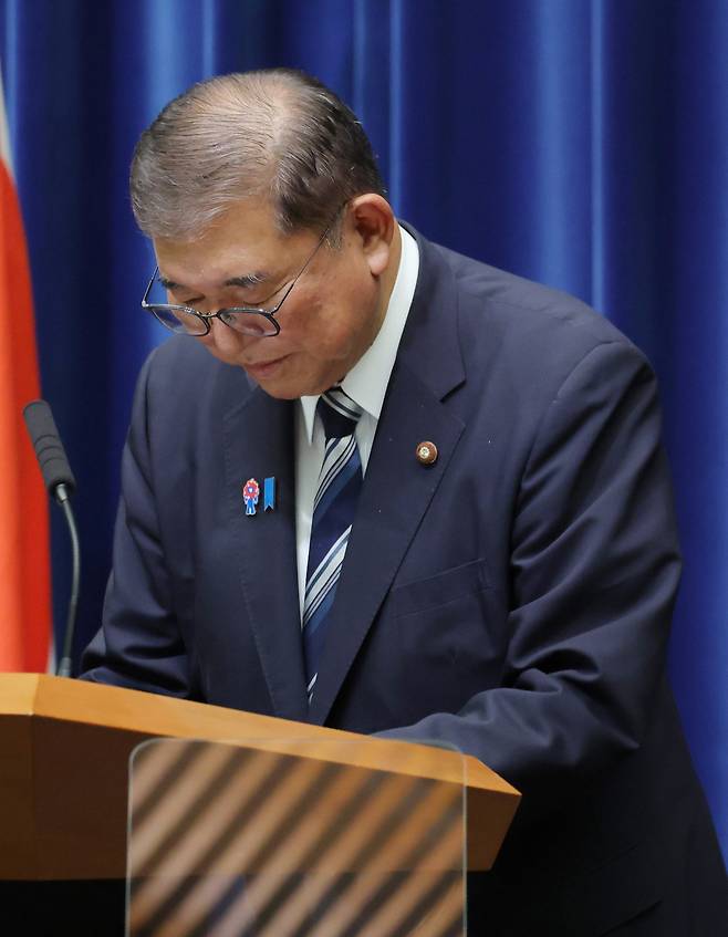 이시바 시게루 일본 총리가 지난해 9월 7일 도쿄 총리 관저에서 열린 기자회견에서 사임 의사를 밝히며 고개를 숙이고 있다.[EPA]