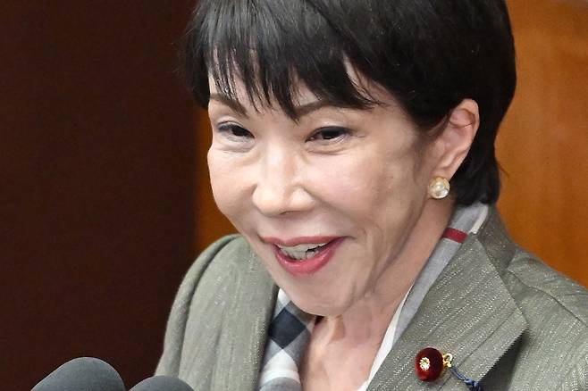 지난 24일 도쿄에서 열린 중의원 본회의에서 다카이치 사나에 일본 총리가 중도개혁연합의 오가와 준야 대표의 질문에 답변하고 있다.[AFP]