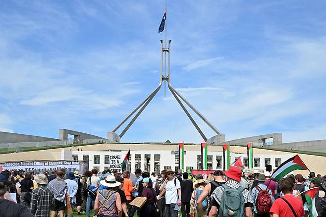 [캔버라=AP/뉴시스] 2월11일 호주 캔버라 국회의사당 앞에서 시위대가 이츠하크 헤르조그 이스라엘 대통령의 방문에 반대하는 집회를 열고 있다.  호주 정부는 2월 25일 이스라엘 주재 비필수 요원과 가족들에게 철수명령을 내렸다. 2026.02.26.