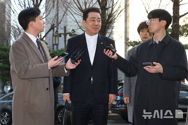 [서울=뉴시스] 황준선 기자 = 정치자금법 위반 등 각종 비위 의혹을 받는 김병기 무소속 의원이 26일 오전 서울 마포구 공공범죄수사대에서 열린 피의자 조사에 출석하며 입장을 밝히고 있다. 2026.02.26. hwang@newsis.com