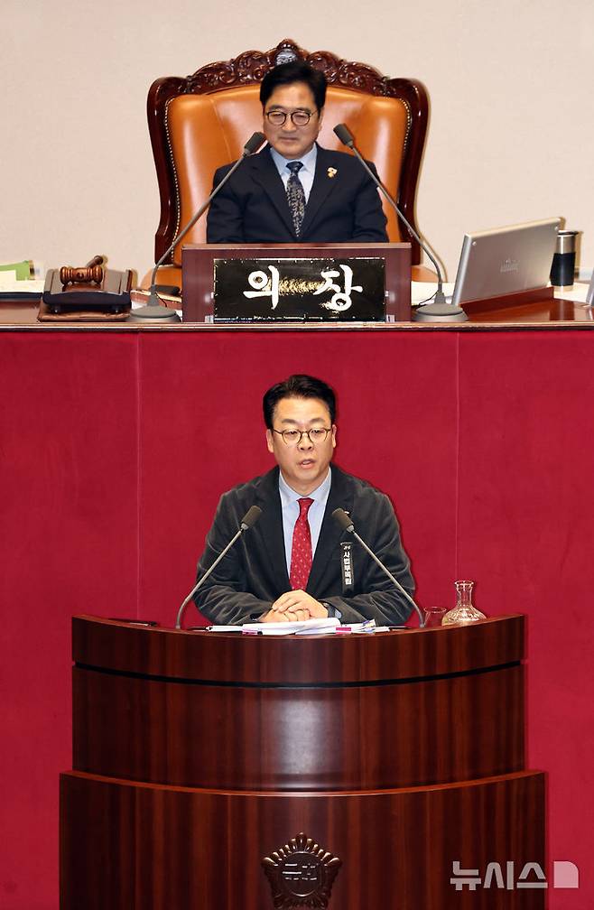 [서울=뉴시스] 김금보 기자 = 곽규택 국민의힘 의원이 26일 서울 여의도 국회에서 열린 제432회 국회(임시회) 제8차 본회의에서 헌법재판소법 일부개정법률안(대안)에 대한 무제한토론을 하고 있다. 2026.02.26. kgb@newsis.com